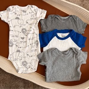 Set of 4 bodysuits. Size: 3-6m